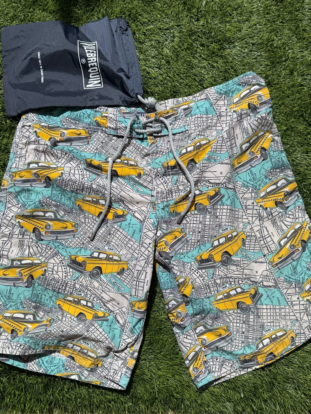 VILEBREQUIN swim - Mens size 34/36 
20.5” from waist to hem- Subway print